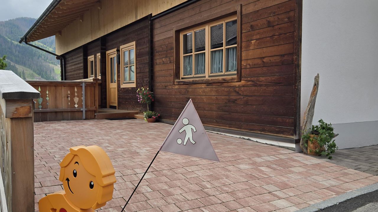 Parkplatz mit Eingang Parkplatz mit Eingang